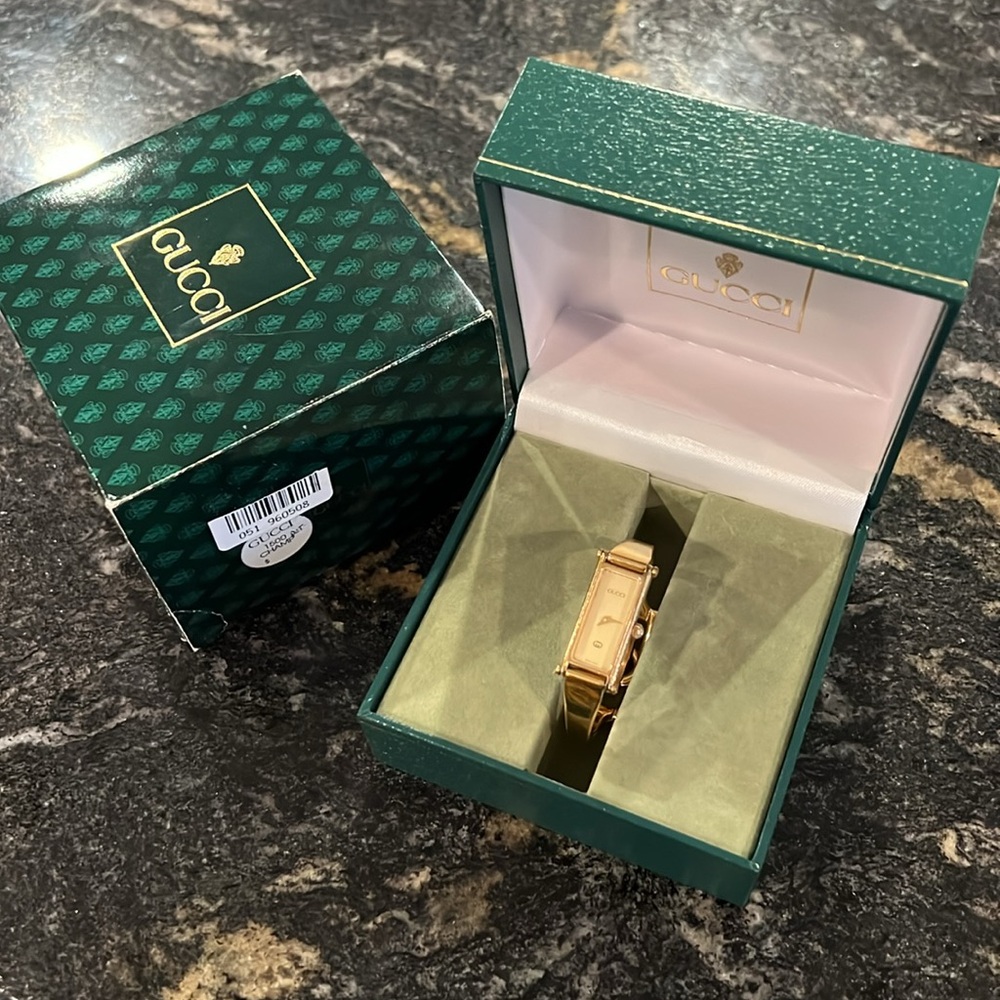 WORKING vintage petite Gucci 1500l gold bangle watch